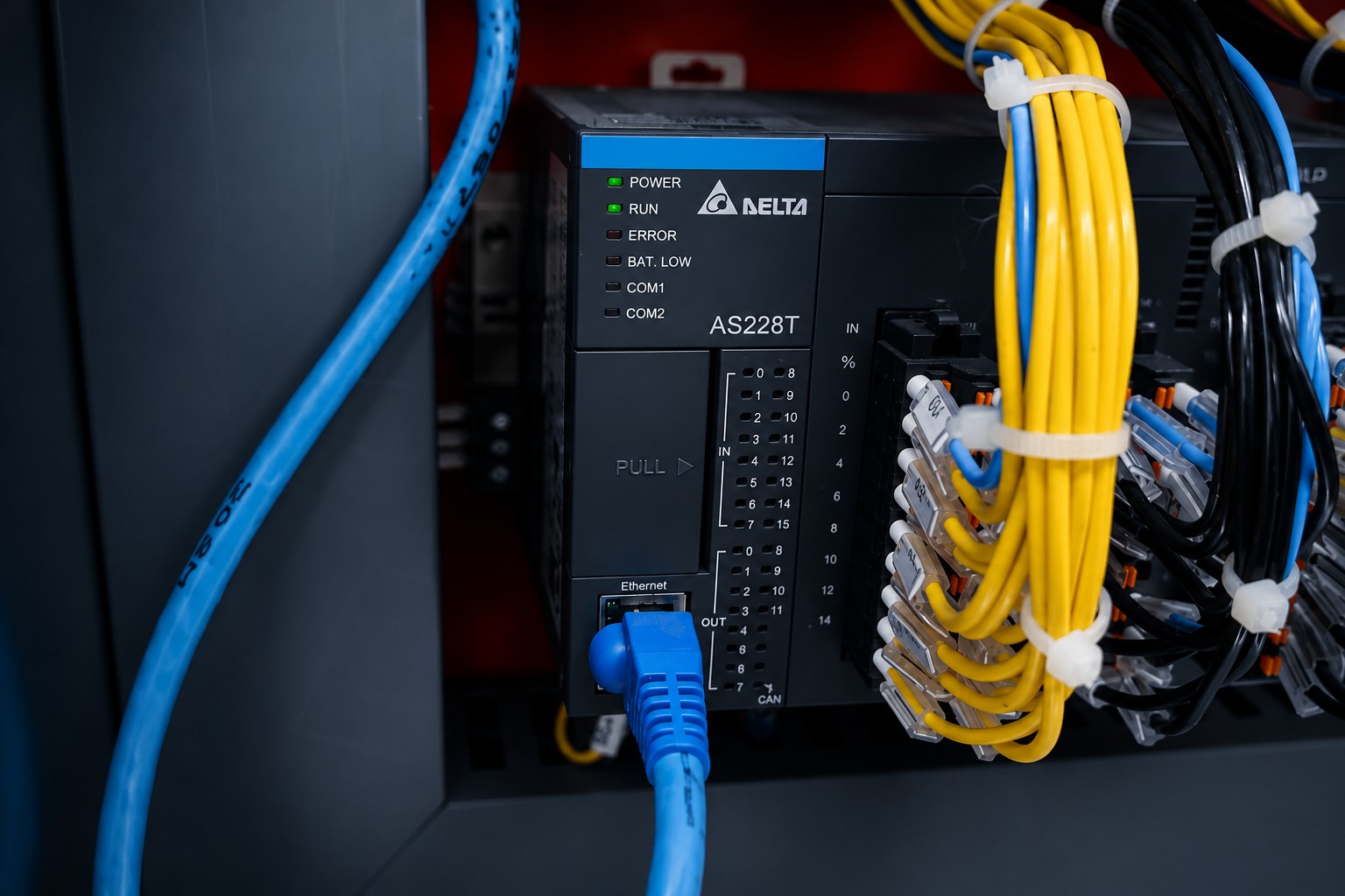 CLP instalado em painel industrial