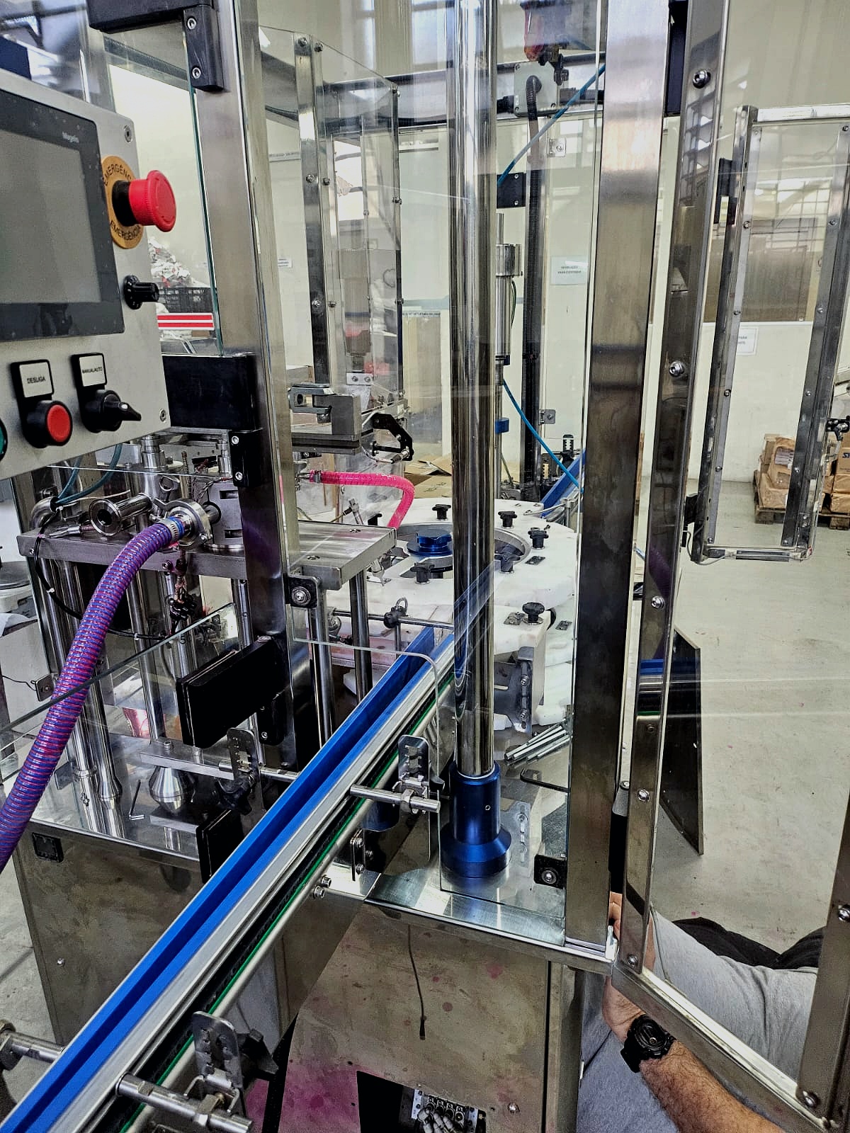 Máquina industrial com proteções e acesso técnico