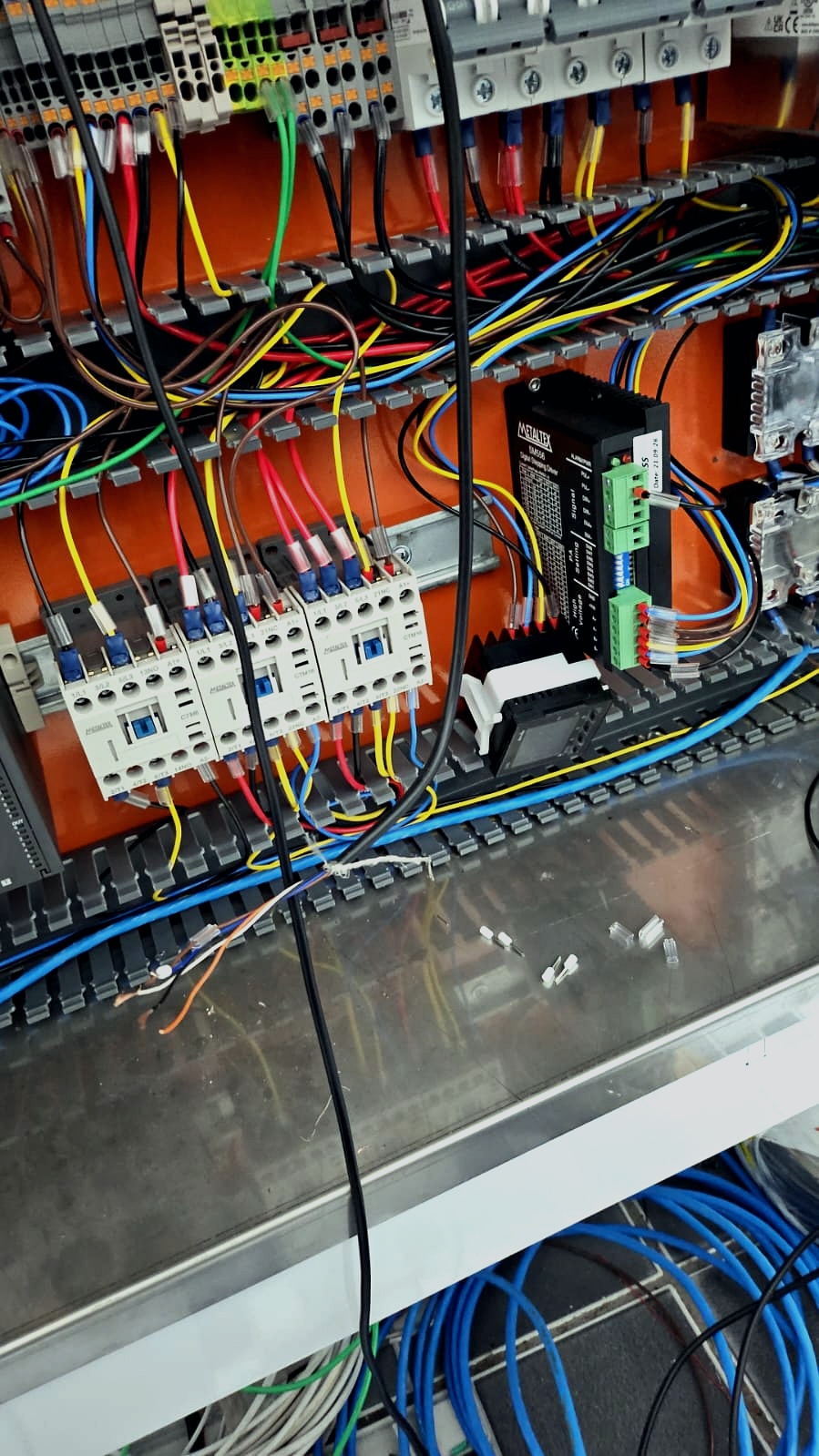 Painel elétrico industrial em diagnóstico técnico